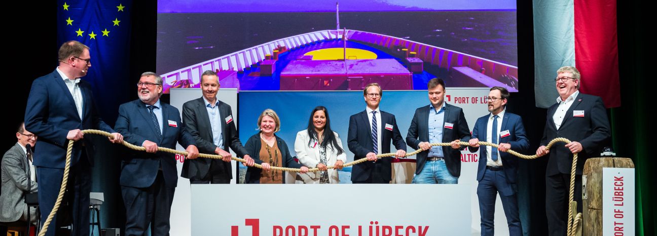 Hafenakteure halten Seil beim 1. Port of Lübeck Meeting Gruppenbild Hafenakteure