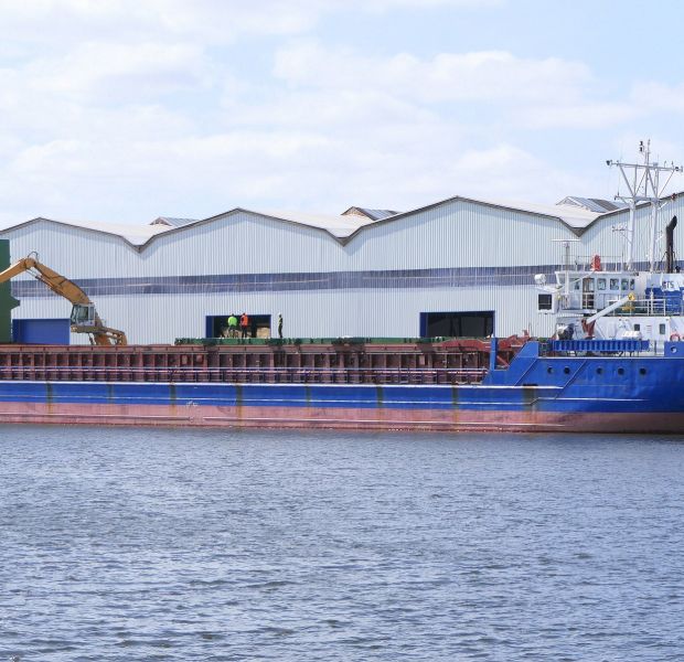 Die Erich-Warburg-Bruecke mit dem Nordlandkai auf der linken und der Hafenstrasse auf der rechten Seite. BH- Burmannkai 1