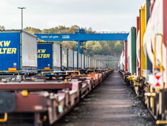 Container auf Zügen und LKW Container auf Zügen und LKW