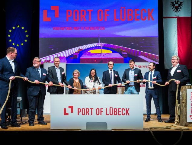 Hafenakteure halten Seil beim 1. Port of Lübeck Meeting Gruppenbild Hafenakteure