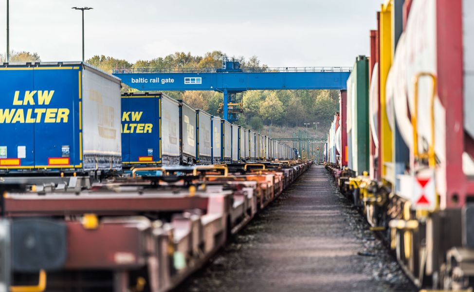 Container auf Zügen und LKW